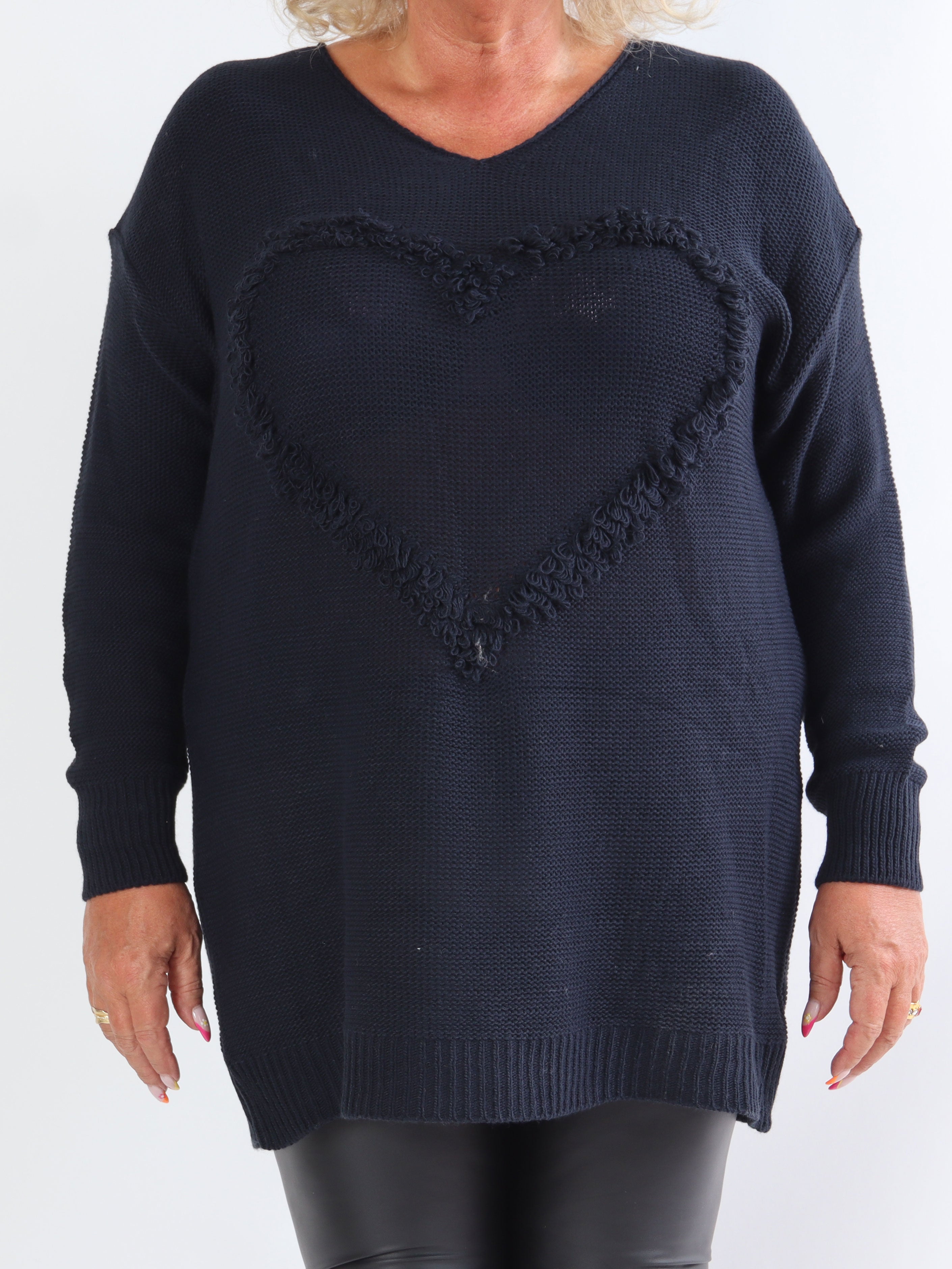 Annalise - Stickad klänning i plus size med hjärtfront